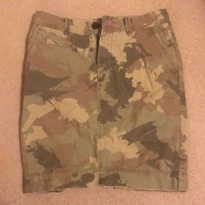 Gap size 0, camouflage skirt